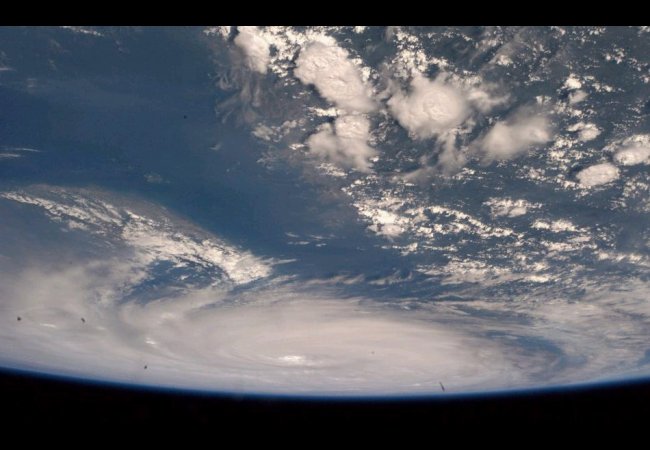 强台风登陆日本致人员伤亡 宇航员拍到震撼台风眼(组图)